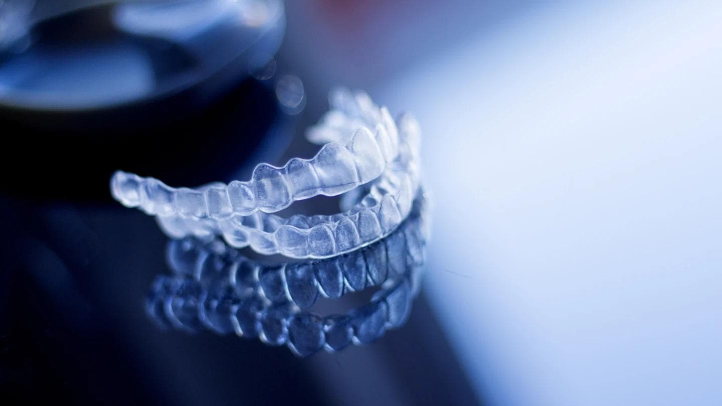 Invisalign – alt du må vite om usynlig tannregulering (behandling, priser, fordeler)